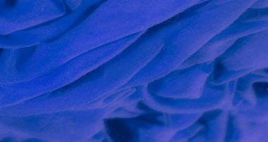 Yumuşak dalgalara ve kıvrımlara doğru akan zengin mavi bir kumaşın bulanıklığı. Kumaşın ağ dokusu derinlik ve boyut ekler. Minimalist ama büyüleyici bir soyut hissi verir.