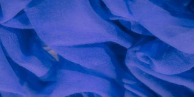 Mavi kumaş bulanıklığı yumuşak kıvrımlara dönüşüyor. Karmaşık ağ dokusu sanatsal bir dokunuş ekler, ışığı ve gölgeyi yakalayarak dinamik ve akışkan bir bileşim yaratır..