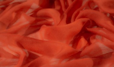 Yumuşak, şeffaf katmanlar, arka planda ya da tekstil odaklı bileşimlere sıcaklık ve zarafet ekleyerek hassas ve soyut bir tasarım oluşturur.