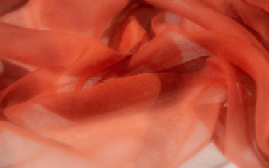 Pürüzsüz kırmızı kumaş kıvrımları ince kıvrımlar oluşturarak zengin bir doku ve derinlik yaratır şeffaf madde ışığı yakalar ve soyut bileşimi dinamik ve şık arka planlar için mükemmelleştirir.