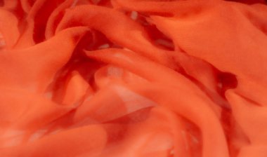 Canlı kırmızı kumaş bulanıklığı soyut ve akışkan bir desen oluşturuyor. Yumuşak, şeffaf dokusu tasarıma hafif ve havadar bir his katıyor. Tekstil arka planları ya da moda kompozisyonları için ideal..