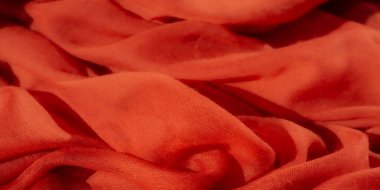 Koyu kırmızı kumaşın bulanık görüntüsü yumuşaklığı ve akış kalitesini gösteriyor. Kumaşın yarı şeffaf doğası derinliği arttırır ve zariflik katar.,