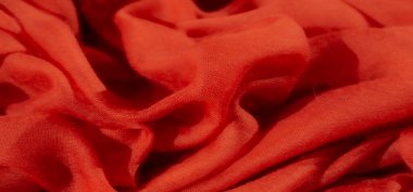 Hassas kıvrımları ve yumuşak, pürüzsüz dokuyu gösteren bulanık kırmızı kumaş görüntüsü. Malzemenin şeffaflığı ve akışkan doğası bir hareket hissi yaratır ve onu sanatsal açıdan mükemmel kılar.