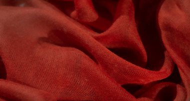 Yumuşak kıvrımlı bulanık kırmızı kumaş, pürüzsüz, akıcı bir doku sergiliyor. Yarı şeffaf malzeme derinlik ekler, tasarım amaçları için görsel olarak çekici ve zarif bir görünüm yaratır.