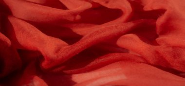 Yumuşak, kırmızı şeffaf kumaştan oluşan bulanık, yumuşak kıvrımlı ve katmanlı, pürüzsüz kıvrımlardan ve narin gölgelerden oluşan karmaşık bir desen oluşturuyor. Işığın etkileşimi havadar dokuyu güçlendirir..