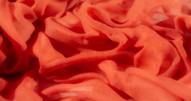 Yumuşak, akışkan kıvrımlı ve şeffaf görünümlü bulanık bir kumaş. İnce doku ve canlı renk dinamik, sanatsal bir görüntü yaratır, kumaşın hareketini ve yumuşaklığını yakalar..