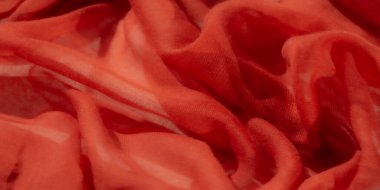 Yumuşak, kırmızı şeffaf kumaştan oluşan bulanık, yumuşak kıvrımlı ve katmanlı, pürüzsüz kıvrımlardan ve narin gölgelerden oluşan karmaşık bir desen oluşturuyor. Işığın etkileşimi havadar dokuyu güçlendirir..