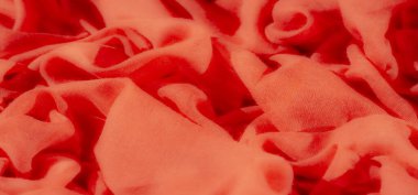 Zengin kırmızı kumaş kıvrımları bileşim boyunca dinamik ve akışkan bir hareket yaratıyor. Şeffaf katmanlar ışıkla etkileşime girer, derinlik ve zarafet duygusu eklenir..