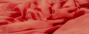 Canlı kırmızı kumaştan bulanık, yumuşak, akışkan kırışıklıklar oluşturmak için zarifçe katlanmış. Hafif doku şeffaftır, ışık filtrelerken katmanlı derinlik yaratır, pürüzsüz maddesini vurgular..