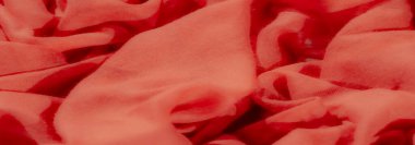 Yumuşak kırmızı kumaş bulanıklığı yumuşak bir ışıkla nazikçe katlanmış ve aydınlatılmış, barışçıl ve sıcak bir doku yaratıyor. Akan kıvrımlar ve ışık oyunu resmin derinliğini ve hareketini verir.