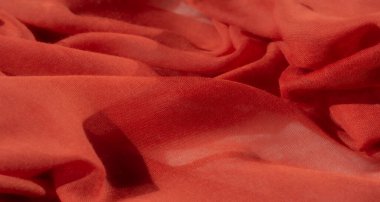 Yumuşak kırmızı kumaş bulanıklığı yumuşak bir ışıkla nazikçe katlanmış ve aydınlatılmış, barışçıl ve sıcak bir doku yaratıyor. Akan kıvrımlar ve ışık oyunu resmin derinliğini ve hareketini verir.