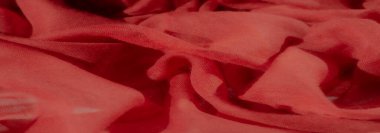Koyu kırmızı kumaştan bulanık, ustalıkla katlanmış, akışkan kıvrımlar. Yumuşak madde ışığı yakalar, hafif dalgalar ve zengin, dokulu bir görünüş ile huzurlu bir görsel ritim yaratır..