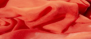 Yumuşak, bükülmüş bir düğümle sıralanmış saf kırmızı kumaş. Şeffaflık ince katmanları ortaya çıkarır, zarif katları vurgular ve kumaşın içindeki ışık ile gölge arasındaki zıtlığı vurgular..