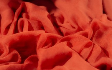 Koyu kırmızı kumaştan bulanık, ustalıkla katlanmış, akışkan kıvrımlar. Yumuşak madde ışığı yakalar, hafif dalgalar ve zengin, dokulu bir görünüş ile huzurlu bir görsel ritim yaratır..