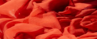 Pürüzsüz, sıvı kıvrımlı, parlak kırmızı kumaş. Şeffaf madde ışığı yakalar, parlak bir etki yaratır ve kumaşların yüzeyindeki ince dokuyu ortaya çıkarır..