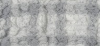 Bulanık - Yumuşak, kabarık beyaz ve gri liflerin ayrıntılı bir makro görüntüsü örgü şeklinde birbirine dolanmış. Kumaşın dokunsal dokusu monokromatik renk paletiyle geliştirilir.,