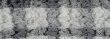 Bulanık - Gri tonlu yumuşak yün liflerinin detaylı ve yakından görünüşü, sanatsal olarak birbirine dokunarak bulanık, dokulu bir yüzey oluşturur. Karmaşık desen sıcaklık yayıyor.