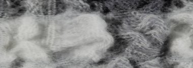 Bulanık - Beyaz ve gri yün liflerinin makro görüntüsü, sanatsal olarak dokunmuş bir desen. Yumuşak, bulanık dokusu ev yapımı tekstil ya da giysi tasarımları için ideal konforlu, davetkar bir kumaş yaratıyor..