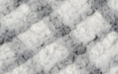 Beyaz ve gri tonlarında bulanık, yumuşak, yumuşacık kumaş narin bir görünüm yaratır. İplikler birbirine karışarak pürüzsüz, rahat bir desen oluşturuyor. Kış tekstil ürünleri ya da iç döşemeler için mükemmel.
