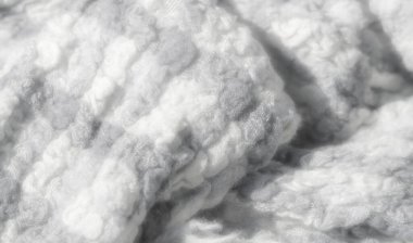 Gri tonlama ve beyaz desenli kumaş katmanları doğal akışla yumuşak ve yünlü bir desen oluşturur. Karmaşık lifler karışıyor, derinlik ve ince kontrastı açık ve koyu tonlar arasında ekliyor.