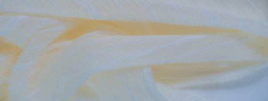 Görüntü. İnce beyaz çizgili yumuşak sarı kumaş pürüzsüz, akıcı bir yüzey yaratır. Kumaşlar hassas doku ve hafif his, yumuşak kıvrımlarla birleşince, havadar ve zarif görünmesini sağlıyor..