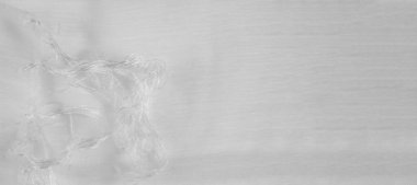 Hassas dokuları ve pürüzsüz kıvrımları olan bulanık beyaz kumaş. İnce dalgalar ve maddenin nazik akışı rahatlatıcı ve rafine bir estetik yaratıyor, minimalist tasarımlar için mükemmel.