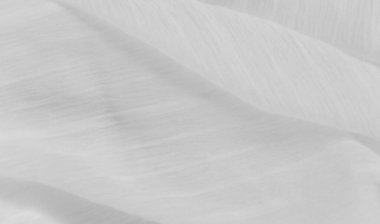 Katmanlı beyaz kumaş, ince ve dokulu bir kaplama. Yüzeydeki ışık ve gölgelerin oyunu yumuşak dalgaları artırarak barışçıl ama dinamik bir görsel deneyim sağlıyor..