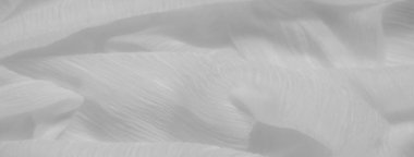 Yumuşaklık ve hareket hissi veren kıvrımlı beyaz dokuların bulanıklığı pürüzsüz malzeme ve karmaşık çizgiler ince yansımalarla modern ve zarif bir soyut desen oluşturur.