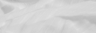 Yumuşak kıvrımlı bulanık beyaz kumaş ve ince dokulu desenler, sakin ve dingin bir estetik yaratıyor. Pürüzsüz kumaş, ışık ve gölgelerin hassas etkileşimiyle vurgulanır..