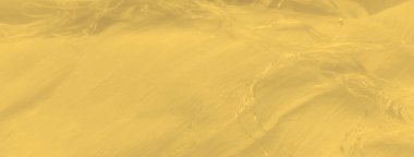 Parlak sarı kumaştan oluşan bulanık kumaş, yumuşak kumaş boyunca ışık ve gölge etkileşimine vurgu yapan dokulu ama narin bir görsel yüzey sunar..