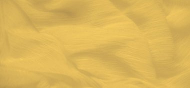 İnce bir parıltıyla, bulanık, karmaşık sarı kumaş kıvrımları ince dokusuna yakın çekim sunuyor. Hassas kırışıklıklar ışığı hafifçe yansıtıyor, sakin ve sofistike bir tasarım unsuru yaratıyor..