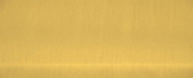 Hassas, buruşuk kıvrımlı kıvrımlı sarı kumaş, sıcak ve dokulu bir görüntü sunuyor. Yumuşak maddenin ışıkla etkileşimi ince detaylarını geliştirerek parlak bir etki yaratır..