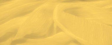 Bulanık sarı kumaş nazikçe katlanmış yumuşak dokusunu ve parlak tonunu sergiliyor. Pürüzsüz madde zahmetsizce akar ve ince kırışıklıklarla güneşin öptüğü bir görünüm yaratır..