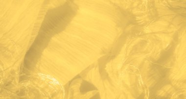 Bulanık, parlak sarı desenli, dalgalı ve yumuşak kıvrımlı kumaş. Dinamik ve zarif bir yüzey oluşturmak için ışığı yansıtıyor. Dekoratif tekstil amaçları için mükemmel..