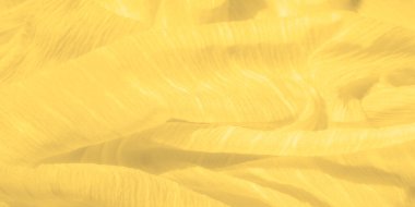 Bulanık sarı kumaş dalgalanma etkisiyle hassas kıvrımlar oluşturarak hareket hissi uyandırıyor. Saf doku ve sıcak ton görüntüye hafif ve havadar bir his verir.
