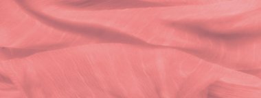 Yumuşak kıvrımlı pembe kumaş ve dokulu bir yüzey, pürüzsüz ve akıcı bir görünüm yaratıyor. Kumaş tasarımına derinlik ve yumuşaklık katarak ince bir şekilde ışığı yakalıyor.