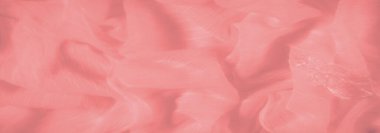 Görüntü. Karmaşık dokusu olan açık mercan kumaşı yumuşak ve akışkan bir desen oluşturur. Zarif kumaş ve ince titreşimli iplikler rahatlatıcı ve zarif bir görünüm yaratır.