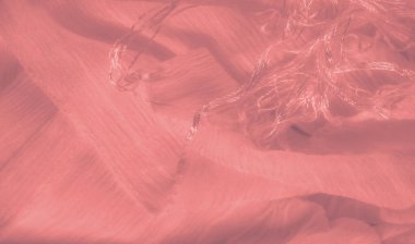 Yumuşak, şeftali renginde, yumuşak yüzeyi olan bulanık kumaş pürüzsüz ve akıcı bir görsel etki yaratıyor. Nazik kıvrımlar, maddeye boyut ve ince parlaklık ekler..