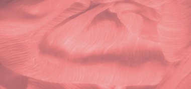 Bulanık desenli pembe kumaş. Işıldayan ipliklerle. Yumuşak ve akışkan bir hareketle iç içe. Hassas kırışıklıklar derinlik katarak dinamik ama sakin bir görsel cazibe yaratıyor..