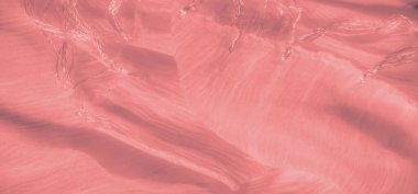 Yumuşak, şeftali renginde, yumuşak yüzeyi olan bulanık kumaş pürüzsüz ve akıcı bir görsel etki yaratıyor. Nazik kıvrımlar, maddeye boyut ve ince parlaklık ekler..