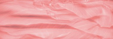 Yumuşak, şeftali rengi kumaş bulanıklığı. Karmaşık kıvrımları ve yumuşak kırışıklıkları var. Doku ışığı güzel yansıtır, kumaşları yumuşatır ve estetiği davet eder..