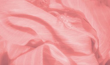 Yumuşak şeftali renginde, dalgalı ve ince lifli bulanık kumaş. Materyallerin pürüzsüz dokusu ve nazik parıltısı sıcak ve davetkar bir tonla rahatlatıcı bir görsel etki sağlar..