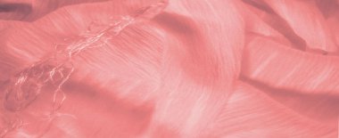 Açık pembe kumaşlı bulanık yumuşak kıvrımlar. Narin, akıcı bir dokusu var. Madde neredeyse şeffaf görünüyor. Işığı yansıtıyor. Işığı hafifçe yüzeye yansıtıyor..