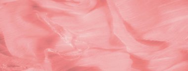 Yumuşak, akışkan pembe kumaş bulanıklığı karmaşık kıvrımlar ve dokularla nazik bir dalga etkisi yaratır. Pürüzsüz kumaş ışığı hafif bir şekilde yansıtıyor ve havadar ve hassas kalitesini vurguluyor..