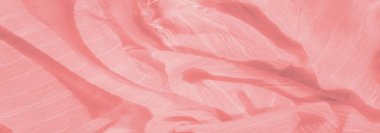 Hafif ışık yansıması olan yumuşak pembe kumaş bulanıklığı pırıl pırıl bir etki yaratır. Hassas dokusu doğal olarak katlanır, kumaş için sakin ve zarif bir his yaratır..