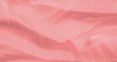 Bulanık, narin pembe kumaş yumuşak dokular ve nazik kıvrımlarla akar. Kumaş pürüzsüz, akışkan bir desen sergiler. Işık ve gölge oyunuyla güçlendirilmiş, rüya gibi, dingin bir estetik yaratır.