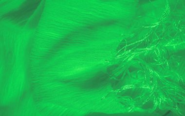 Hassas ipliklerle vurucu yeşil bir kumaşın bulanıklığı yüzeyi çaprazlıyor, ışık yansıması ve yumuşak madde kıvrımlarıyla güçlendirilmiş dokulu, soyut bir izlenim yaratıyor.
