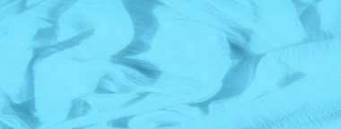 Açık mavi kumaşlı, ince desenli, yumuşak dalgalar halinde akan bulanık kumaş. Pürüzsüz malzeme zarif, dalgalı bir kalıp yaratıyor, sakinlik ve hareket hissi uyandırıyor.