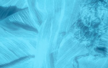 Mavi kumaş bulanıklığı yumuşak dalgalar ve hassas dokuyla yavaşça akıyor. Karmaşık kıvrımlar ve pürüzsüz madde uyumlu ve sakinleştirici bir kumaş bileşimi oluşturuyor..