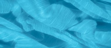 Mavi kumaştan bulanık, ince dalgalar ve dokular yaratan karmaşık detaylarla örülmüş. Akan şablon, maddenin yumuşaklığını yansıtan bir sükunet ve hareket hissi ekliyor..